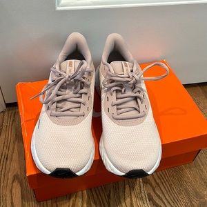 NEW Nike woman’s sneakers revolution 5 size 8 color: Barely Rose